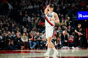 楊瀚森談第一年打NBA感受:快 轉換快&節(jié)奏快&要不停地折返跑配圖