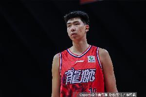 媒體人：徐昕防守面積有限 進(jìn)攻手段偏少 但確實(shí)打得越來越好了配圖