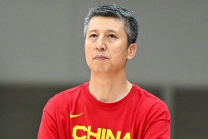 男籃世預(yù)賽集訓(xùn)會(huì)召開(kāi) 郭士強(qiáng)：出線形勢(shì)嚴(yán)峻 年輕隊(duì)員需敢打敢拼配圖