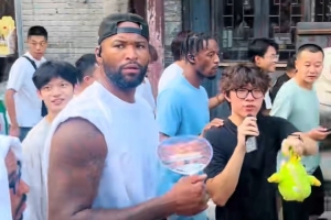 考辛斯現(xiàn)身淄博當?shù)毓沤?！一路閑逛 百余名球迷簇擁跟隨！配圖