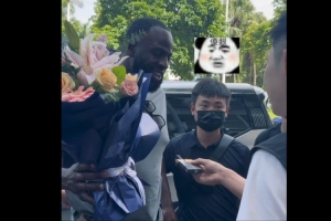 名場面！球迷給追夢送花 隨即遞煙給追夢 直接把追夢驚呆了配圖