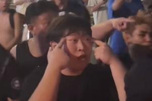 何意味？部分三鎮(zhèn)球迷沖擊天津球迷大巴，有球迷做拉眼角歧視動作配圖