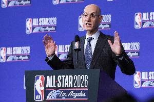 施羅德說2028年薪水大漲？美媒：2028年NBA工資帽或?qū)⑼黄?億美元配圖