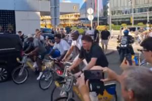 湖人四將自行車競速賽：克內(nèi)克特一馬當(dāng)先 塞克斯頓最后配圖