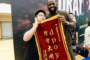 昨日送花遞煙 今天送錦旗！追夢(mèng)中國(guó)行感受?chē)?guó)內(nèi)球迷人情世故配圖