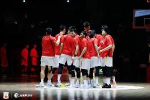 已結(jié)束亞運征戰(zhàn)的中國男籃今日啟程回國 隊伍在回國后將原地解散配圖