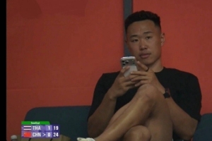 上賽季MVP！賀希寧現(xiàn)場觀戰(zhàn)亞運會女排半決賽中國VS泰國的比賽配圖