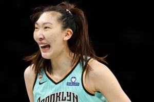 WNBA生涯第100場(chǎng)比賽！韓旭3投1中 得到2分2板1助配圖