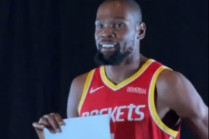 NBA官方曬杜蘭特拍攝定妝照：KD已經(jīng)準(zhǔn)備好起飛 邁向第20個(gè)賽季配圖