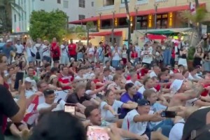 實拍：英格蘭球迷街頭大型整活！集體坐地模仿挪威劃船！